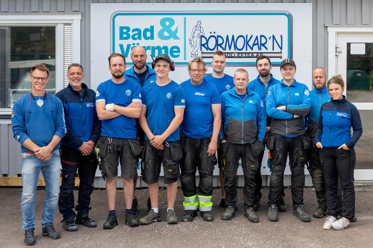 Personalgrupp framför skylten för Rörmokar'n Bad & Värme i Sollefteå.